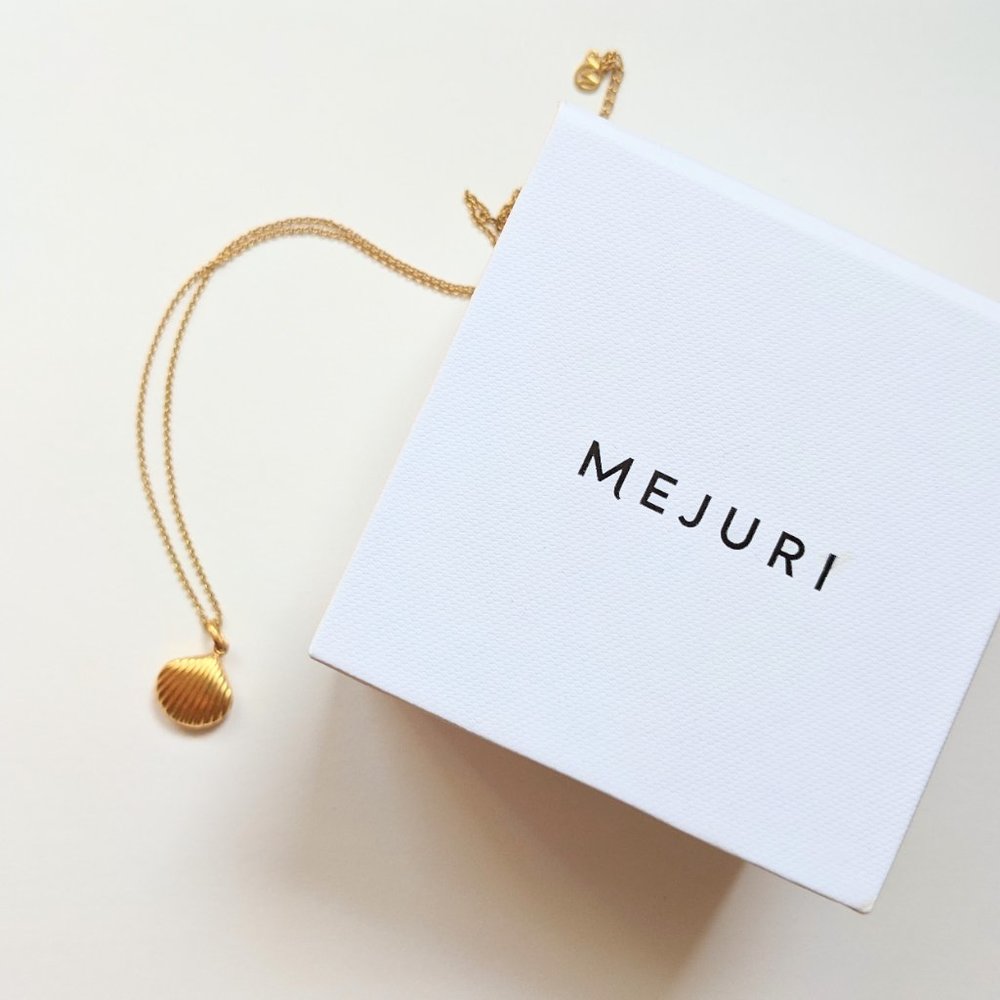 Large Striped Shell Necklace Gold Vermeil